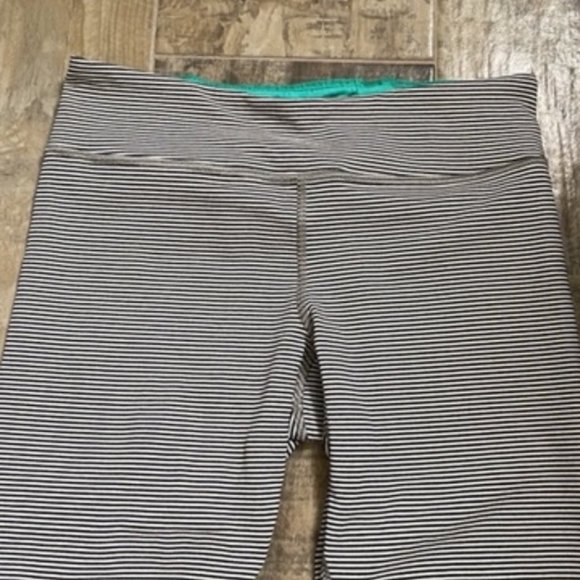 Black & White Striped Capri Workout Athletic Leggings American Eagle size S - Picture 4 of 7